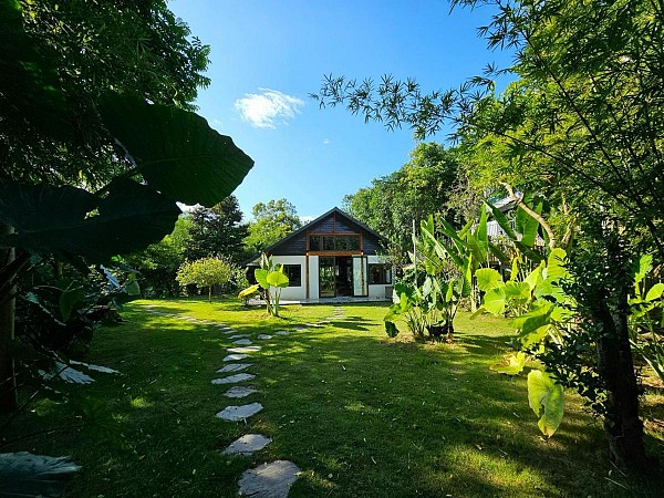 Lake House (Nhà Bên Hồ)